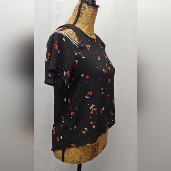 Gypsies & Moondust Cold Shoulder Cherry Print Short Sleeve Blouse Top Sz XS ๐ - Picture 2 of 9